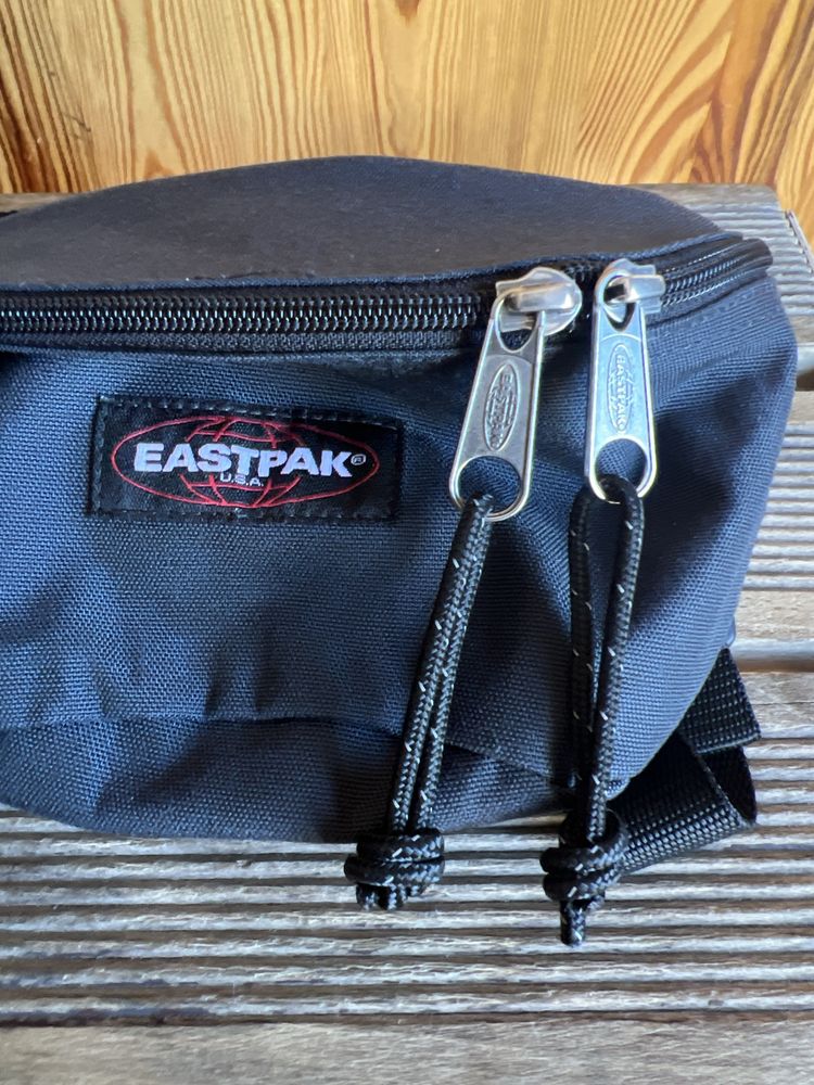 Sprzedam saszetkę, nerkę firmy EASTPAK (USA) kolor niebieski.