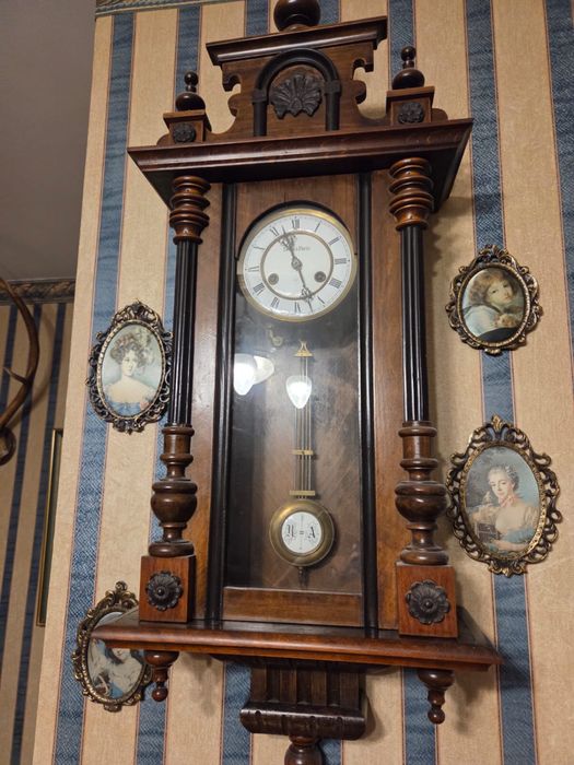 Wiszący zegar ścienny zabytkowy