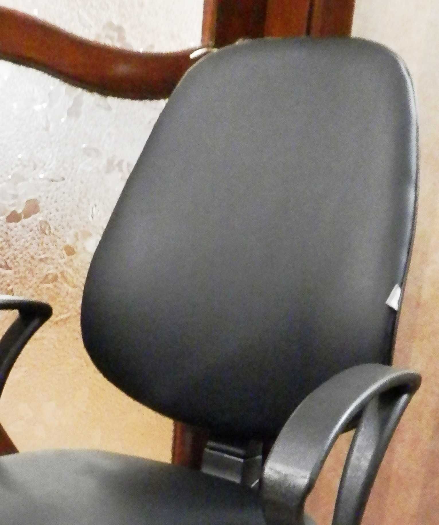 стул- кресло офисное новый кожзам.
