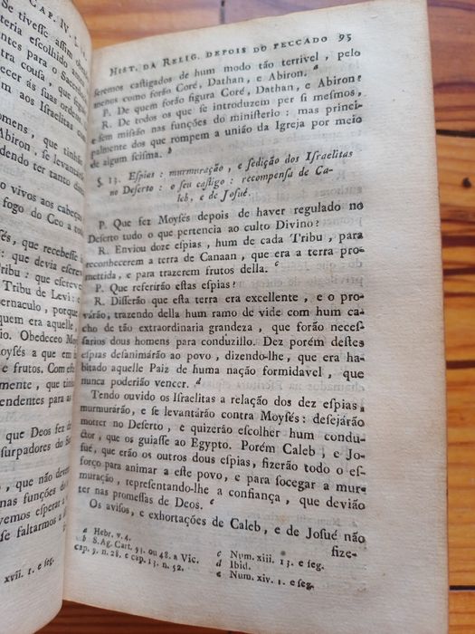 Livro de catecismo muito antigo, do Séc. XVIII