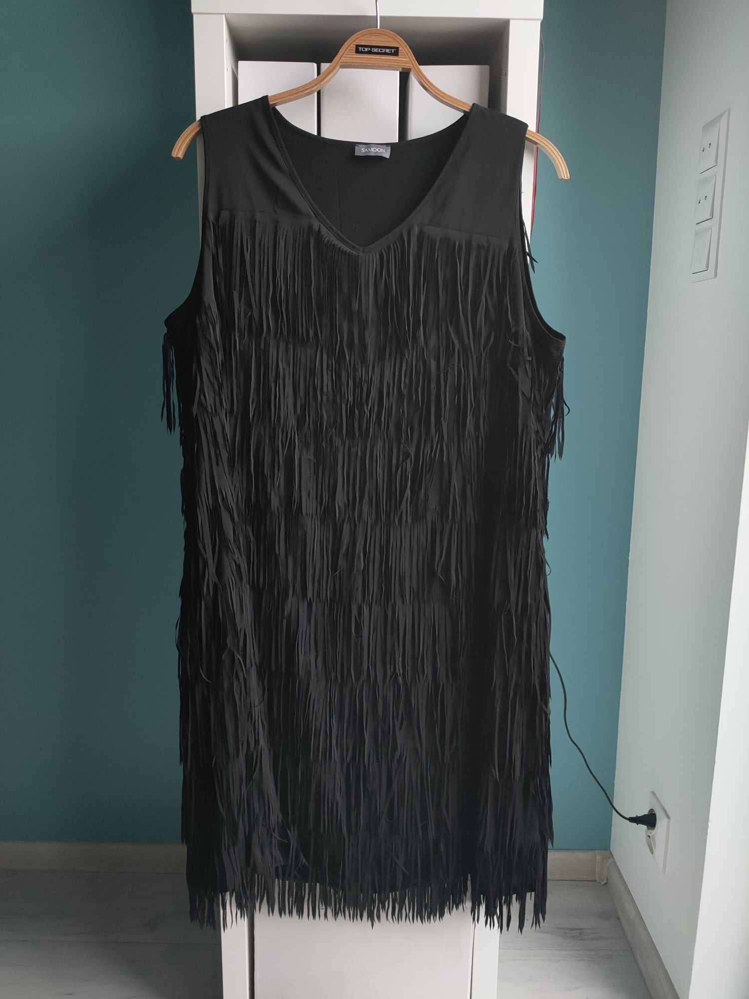 Sukienka mała czarna z frędzlami 3Xl