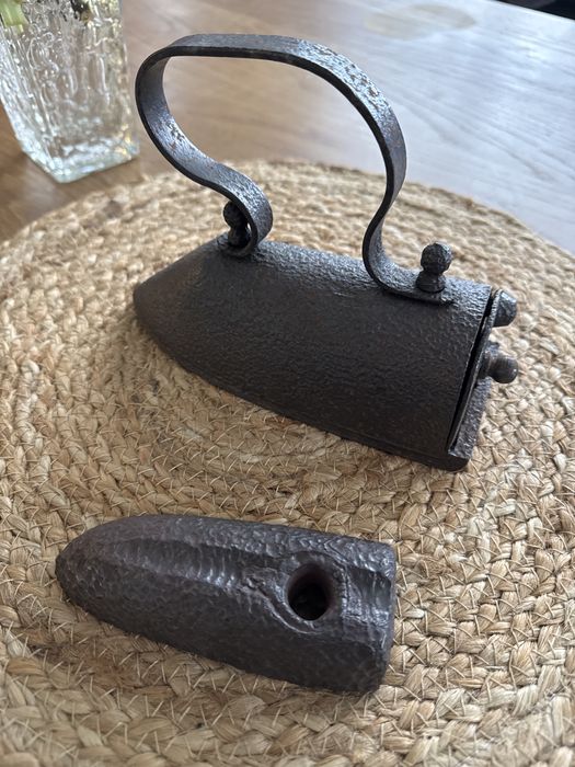 Stare żeliwne żelazko z duszą