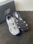 Biały^oczekiwać^NewBalance530^UnisexTrampki Roz.42.5