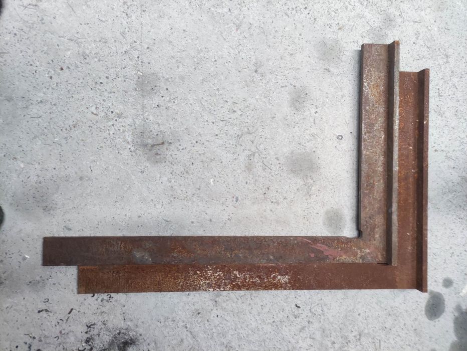 Kątowniki ślusarskie że stopką