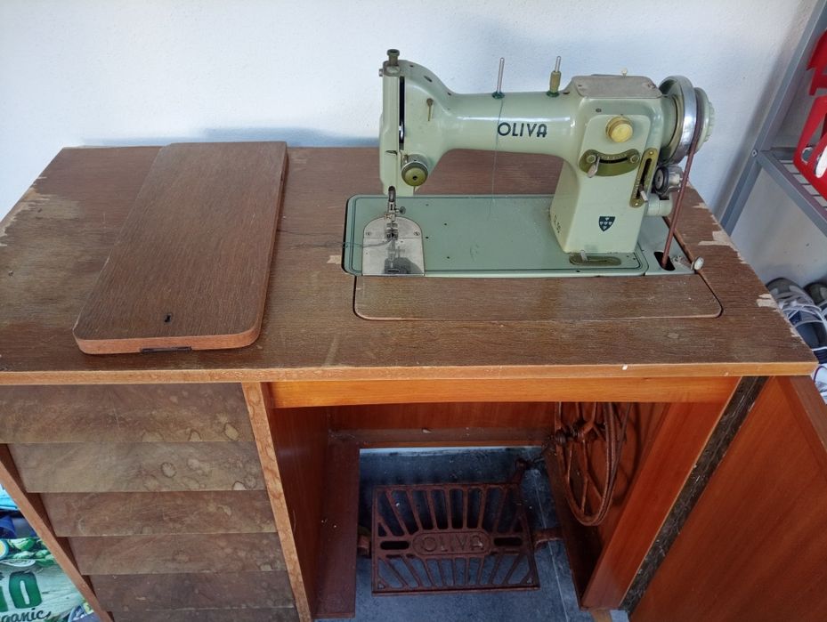 Maquina de costura Oliva CL 50 - Com movel. - A trabalhar*