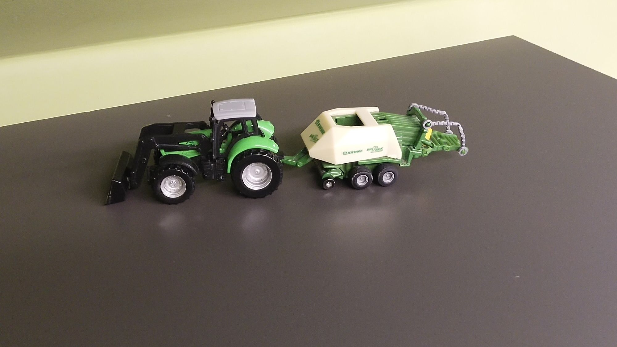 Siku traktor Deutz Fahr prasa 1:87