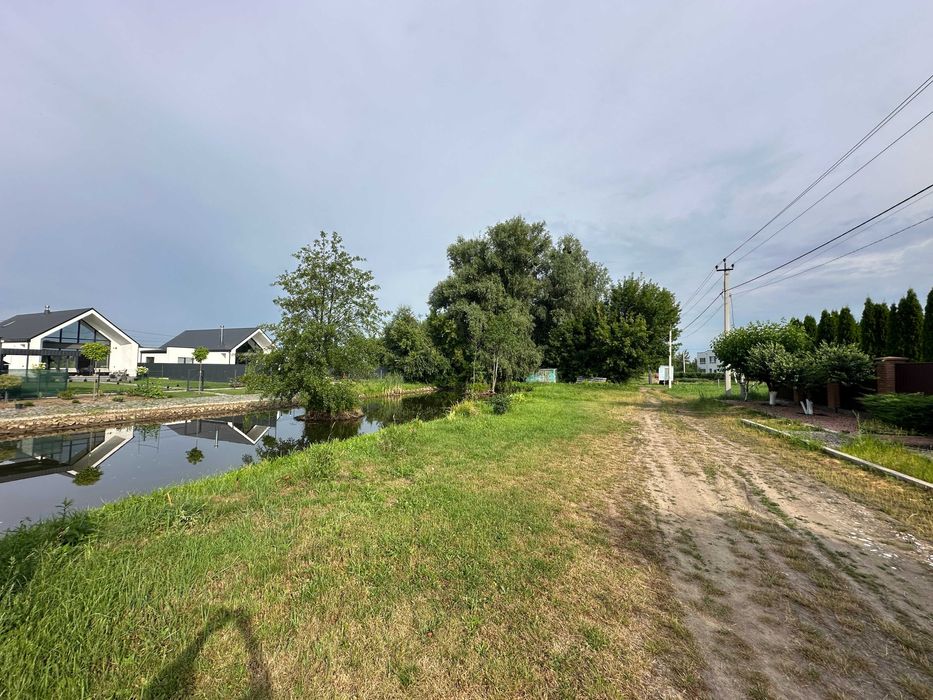 Ділянка 10 соток! Кутове розташування та вихід до каналу/водойми