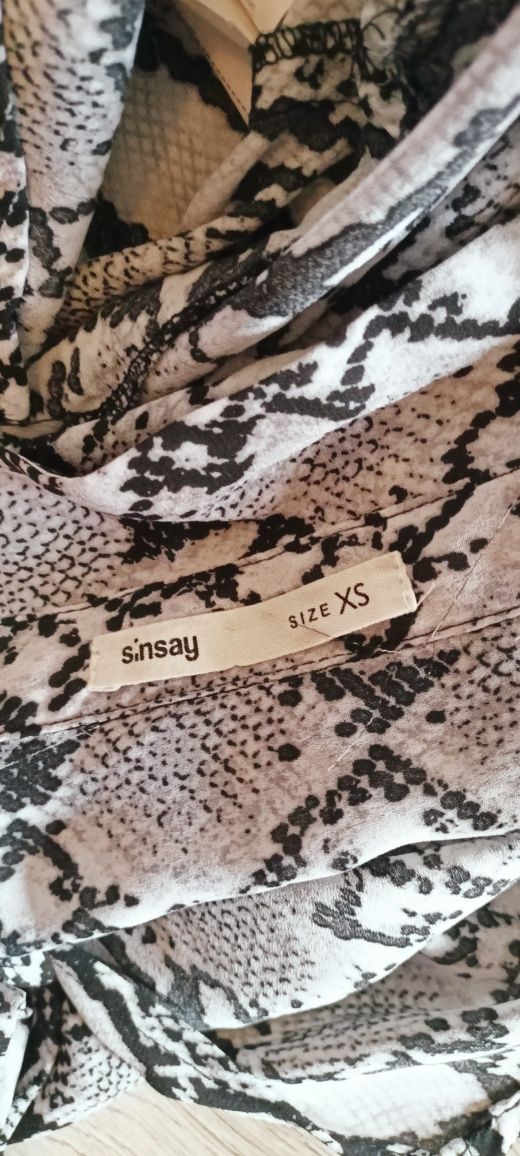 Sukienka w wężowy wzór