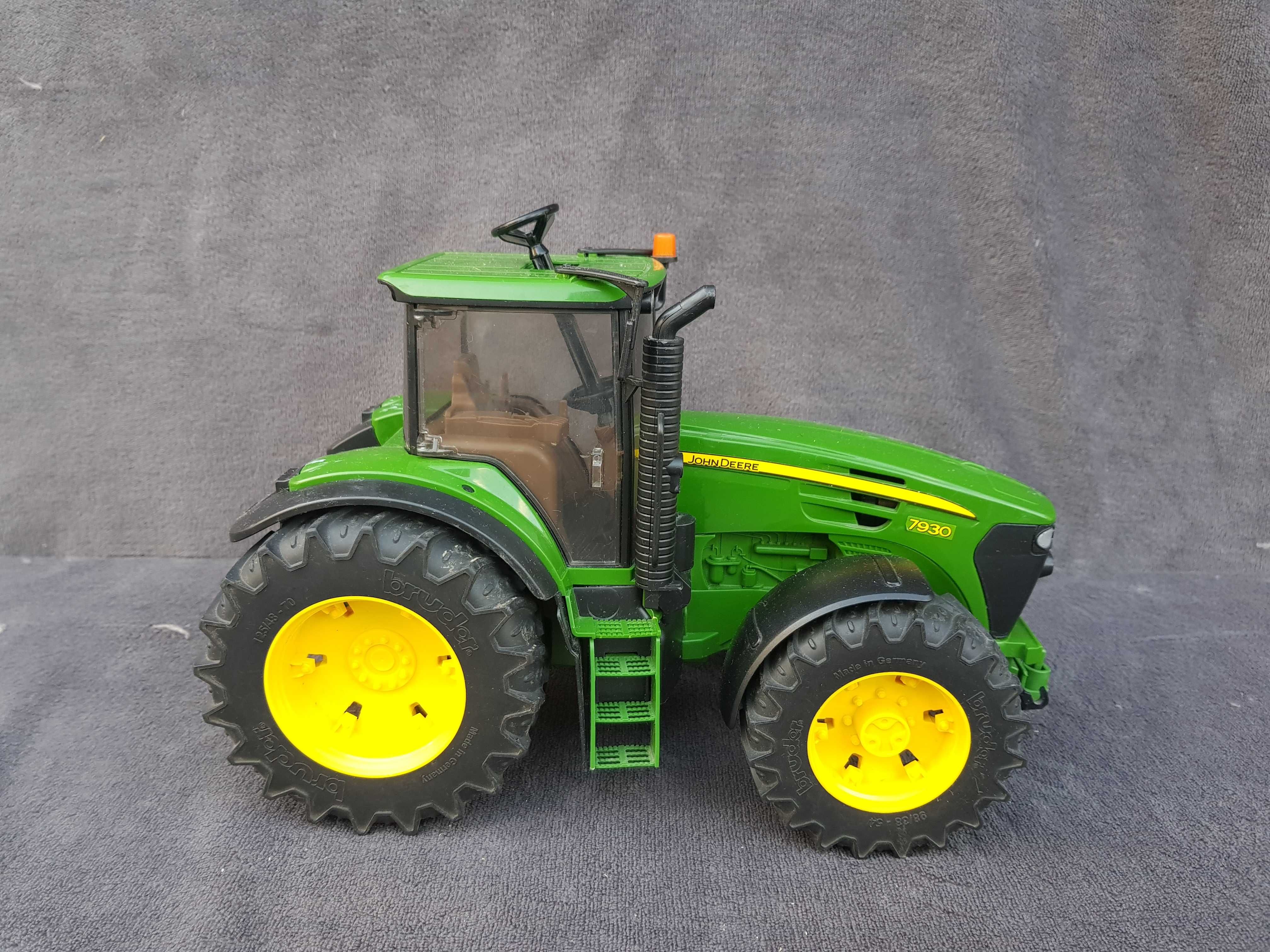 Bruder Traktor John Deere 7930