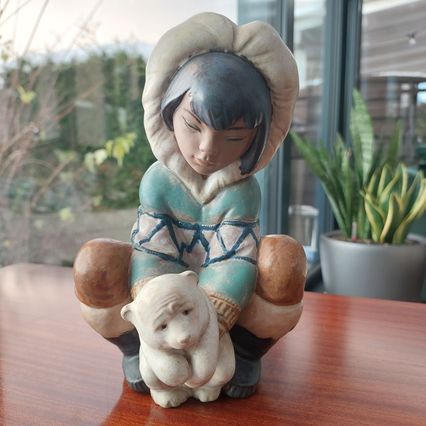 Ceramiczna figurka Lladro Eskimos i miś polarny