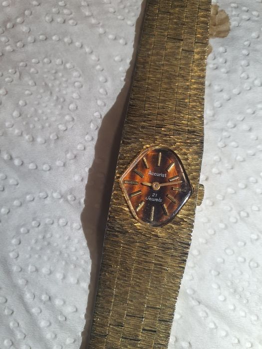 Relógio mecânico com banho de ouro