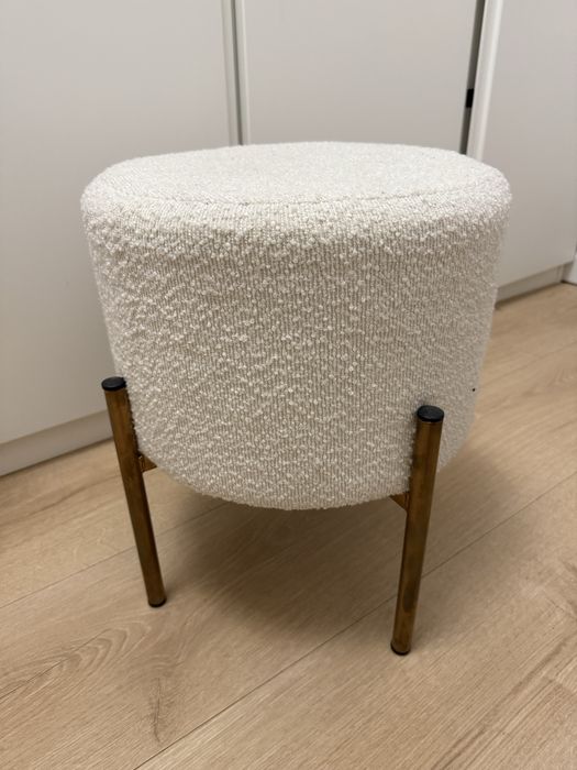 Pufa kremowa boucle misiek metalowe nozki w kolorze starego złota