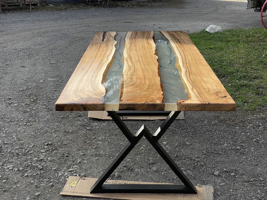 Stoły z dęba i orzecha z żywicy epoksydowej