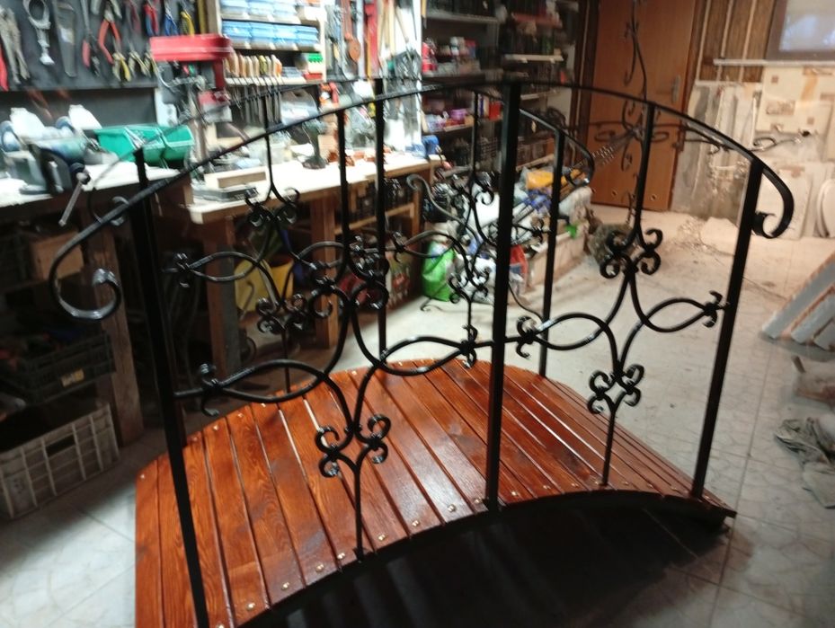 Mostek ogrodowy kuty