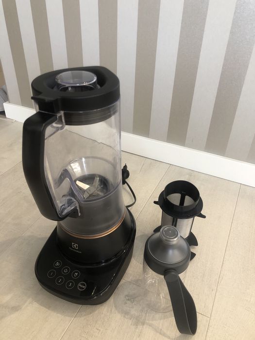 Electrolux E7TB-4GB блендер