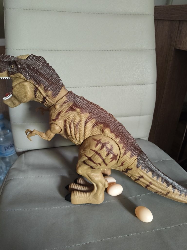 Dinozaur TRex chodzi, świeci, ryczy