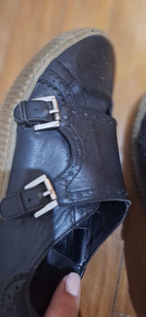 Sapatos tipo loafers mocassin em pele
