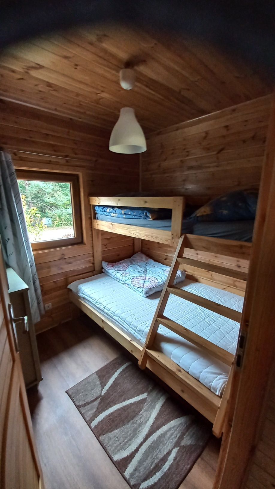 sierpień-wrzesień domek nad jeziorem  z basenem I balią z jacuzzi