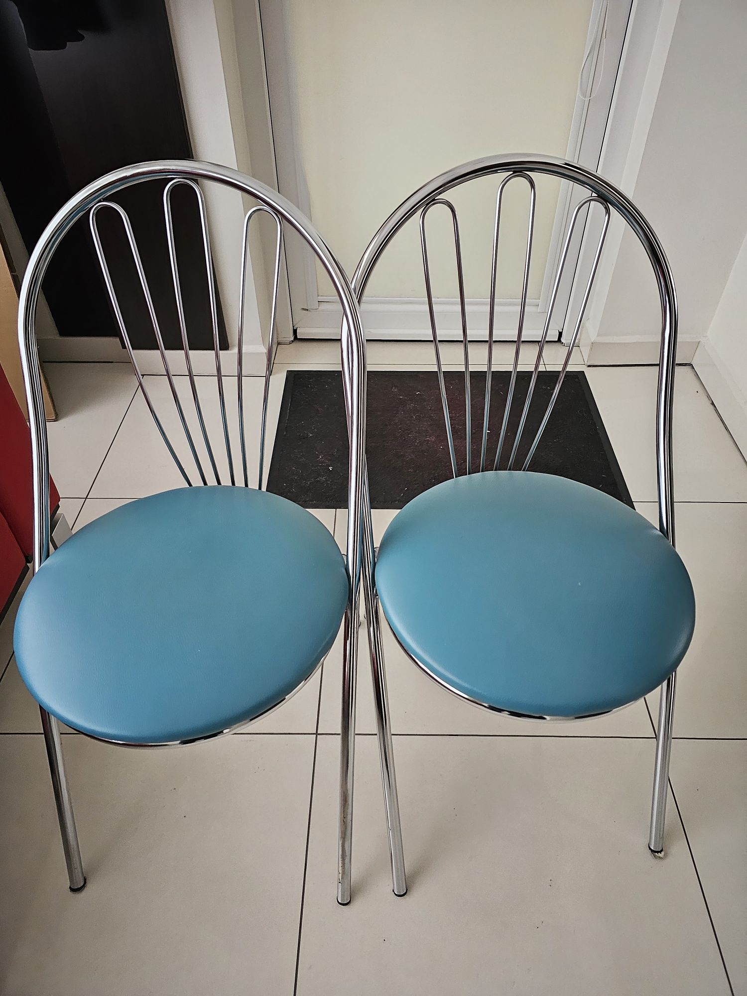 Dwa krzesła biurowe