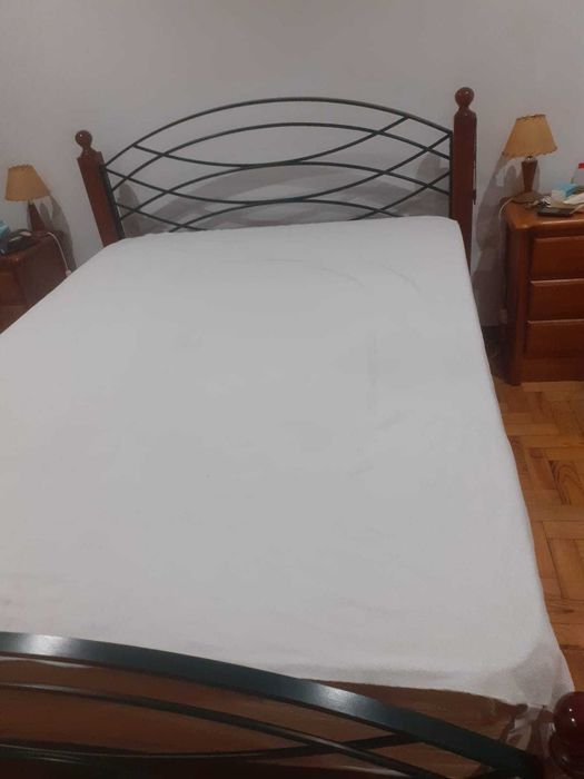 Quarto - cama, roupeiro, mesas cabeceira