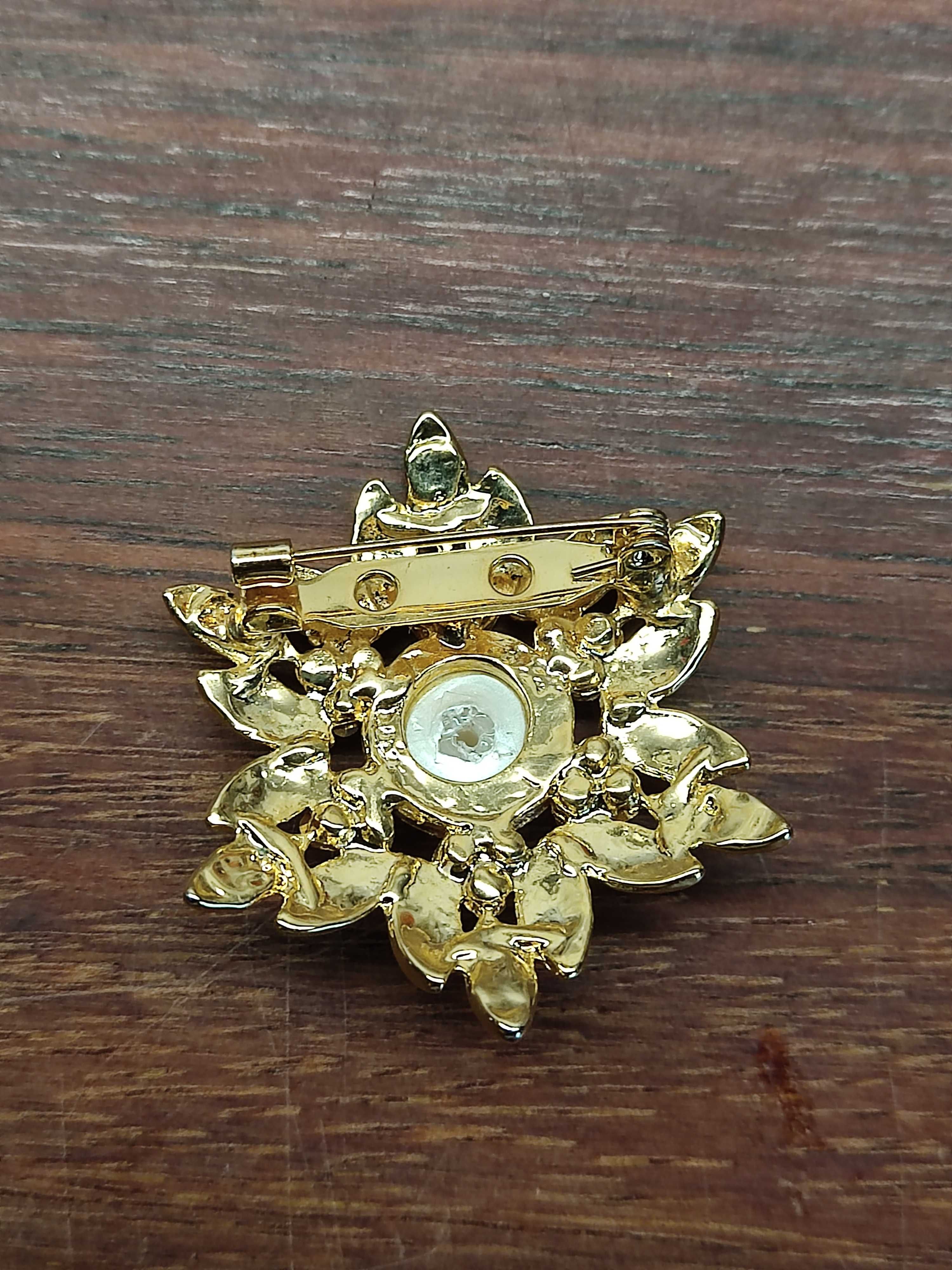 Złota broszka w kształcie płatku śniegu perła z cyrkoniami vintage