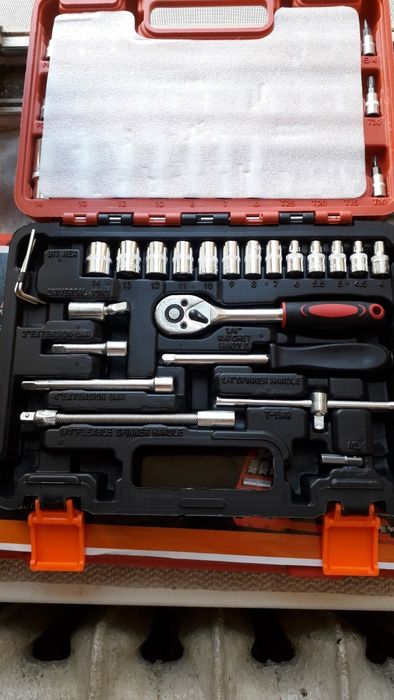 Продам 2 новых набора инструментов