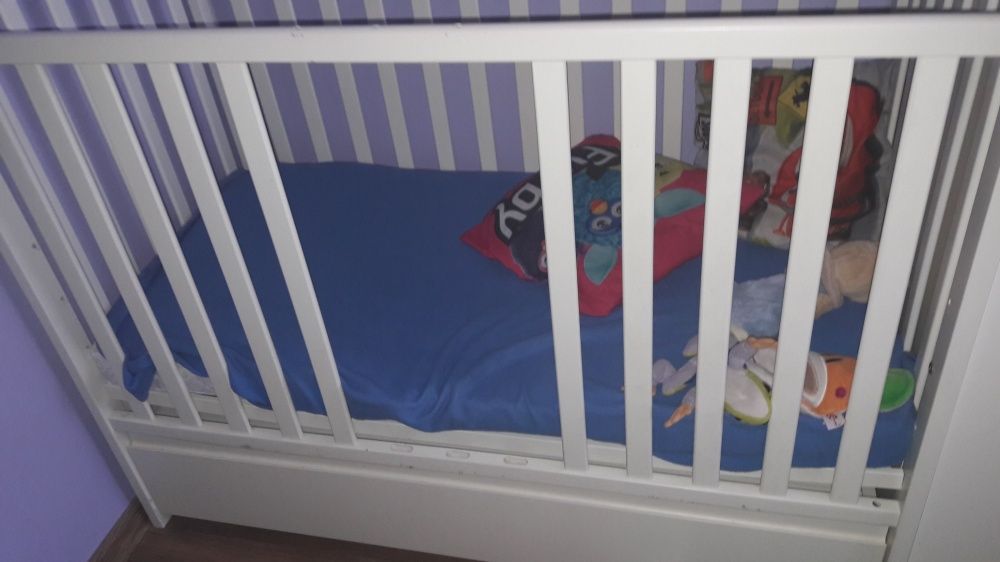 Łóżeczko dla dziecka, w kolorze ecru- materac w dobrym stanie gratis