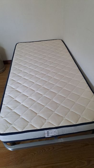 Estrado cama de solteiro com colchão. Usado apenas 1 vez