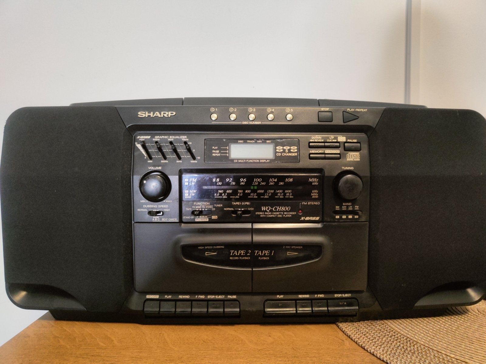 Boombox Sharp WQ-CH800 полность рабочий,отличный звук.