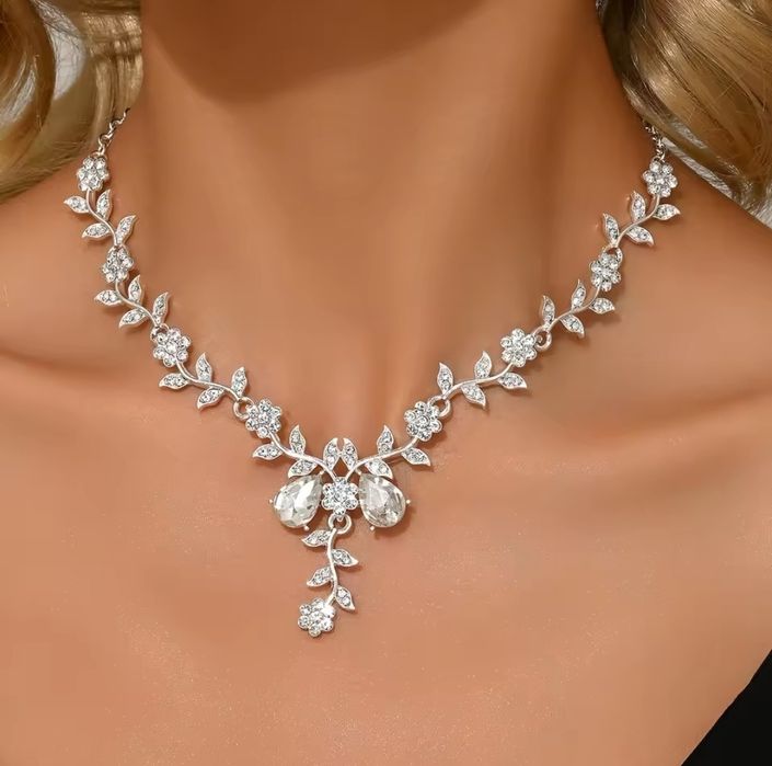 Весільне кольє для нареченої зі сраз