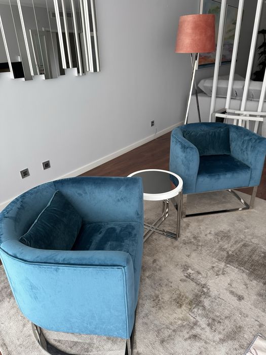 Cadeirões modelo pure com estofo em tecido velour