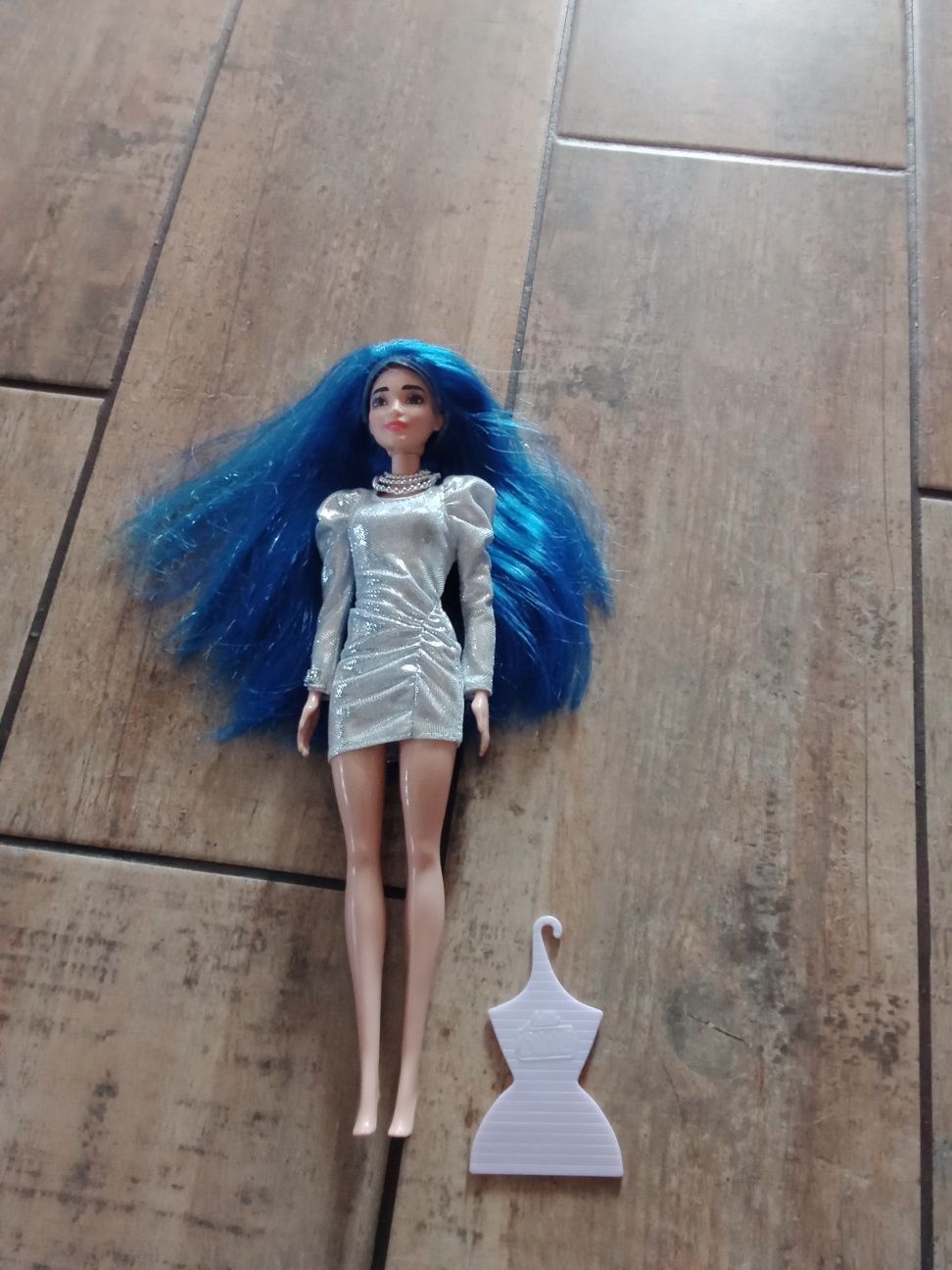 Lalka Barbie z peruką
