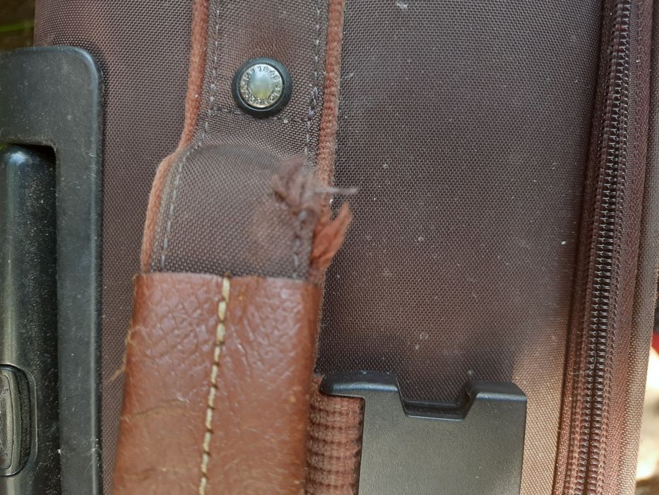 Два валізи чемодана середнього розміру б/в