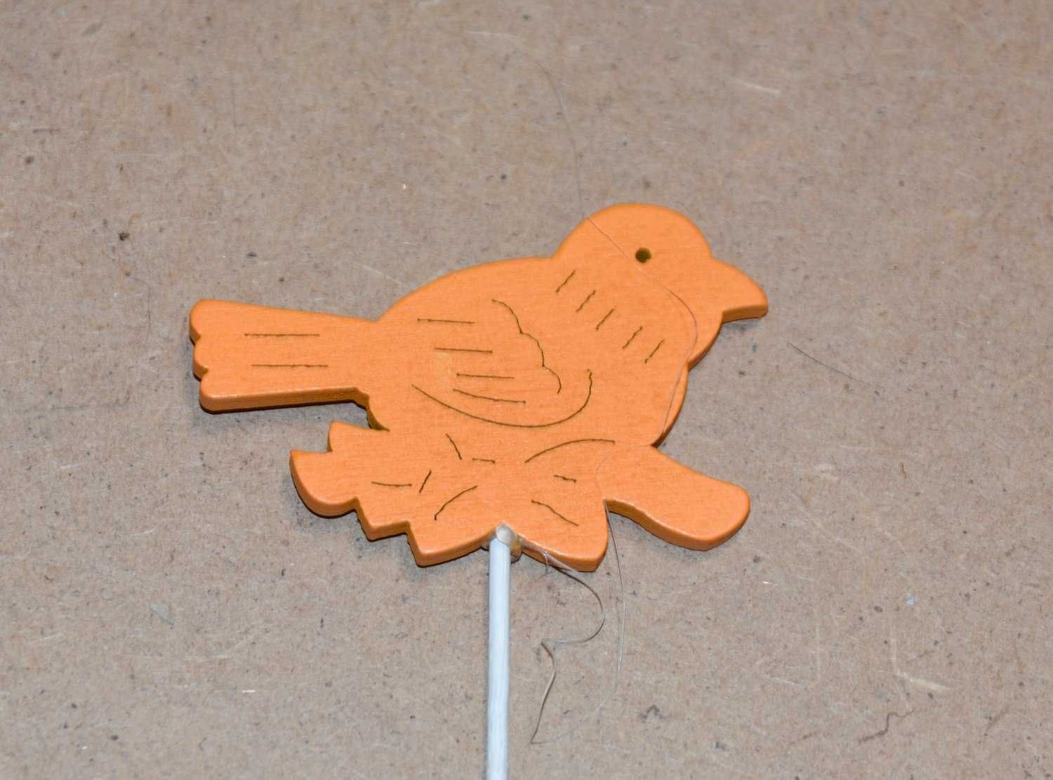 Ozdoba na piku patyku Pomarańczowy drewniany ptak 25 cm