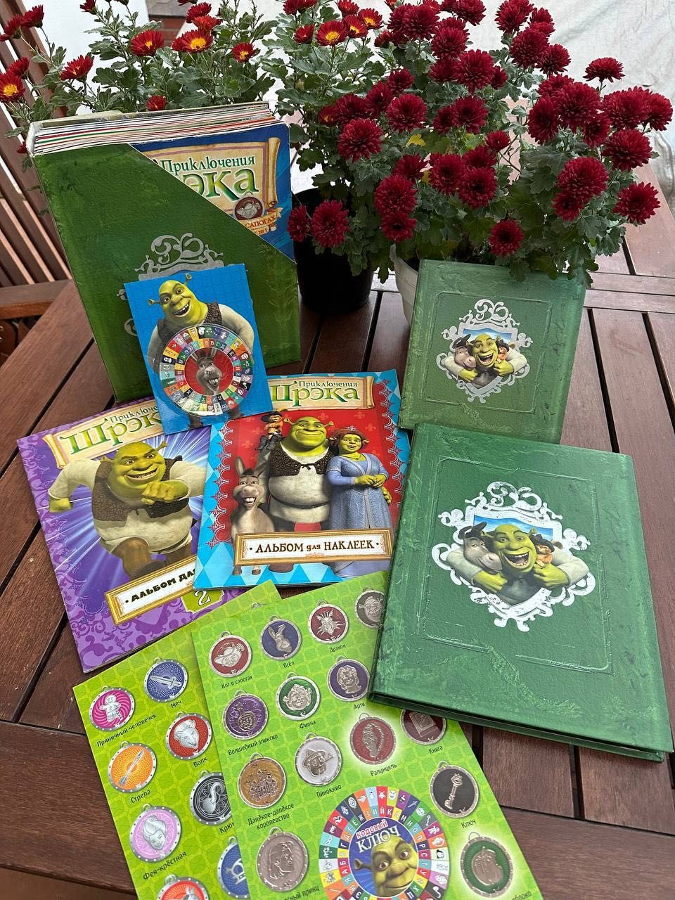 Бустеры Шрек наклейки коллекционные журналы медальоны Shrek