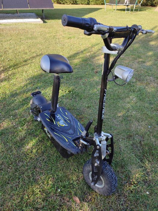 Hulajnoga elektryczna z siedziskiem