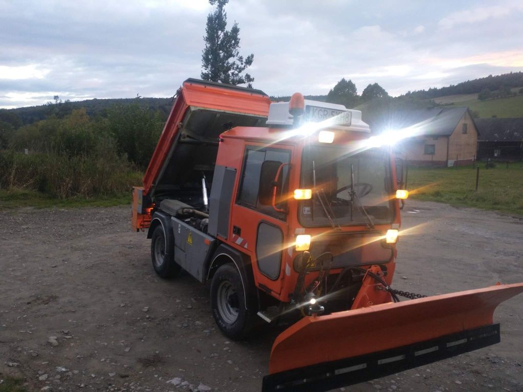 Unimog samochód specjalny do odśnieżania