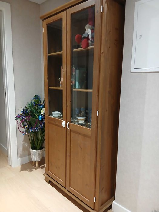 armário estante com vitrina