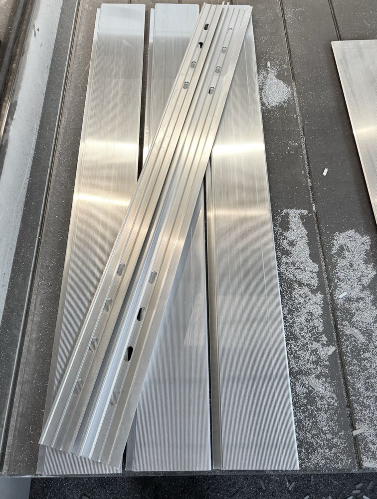 Panele aluminiowe do najazdów / autolawet – perforowane, wzmacniane