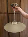 Lampa wisząca z żarówką led.
