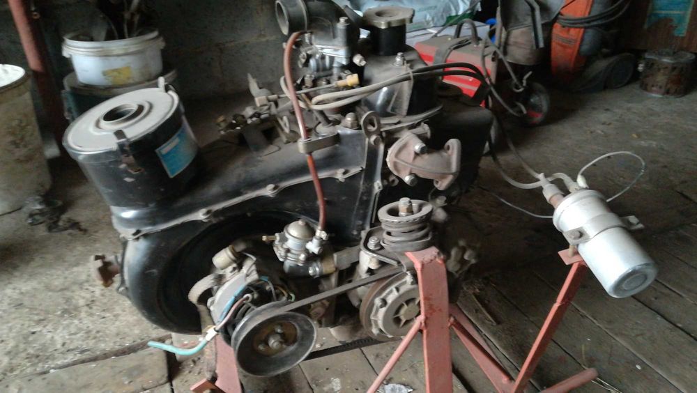 stary silnik ze skrzynią biegów fiat 126p maluch zabytek