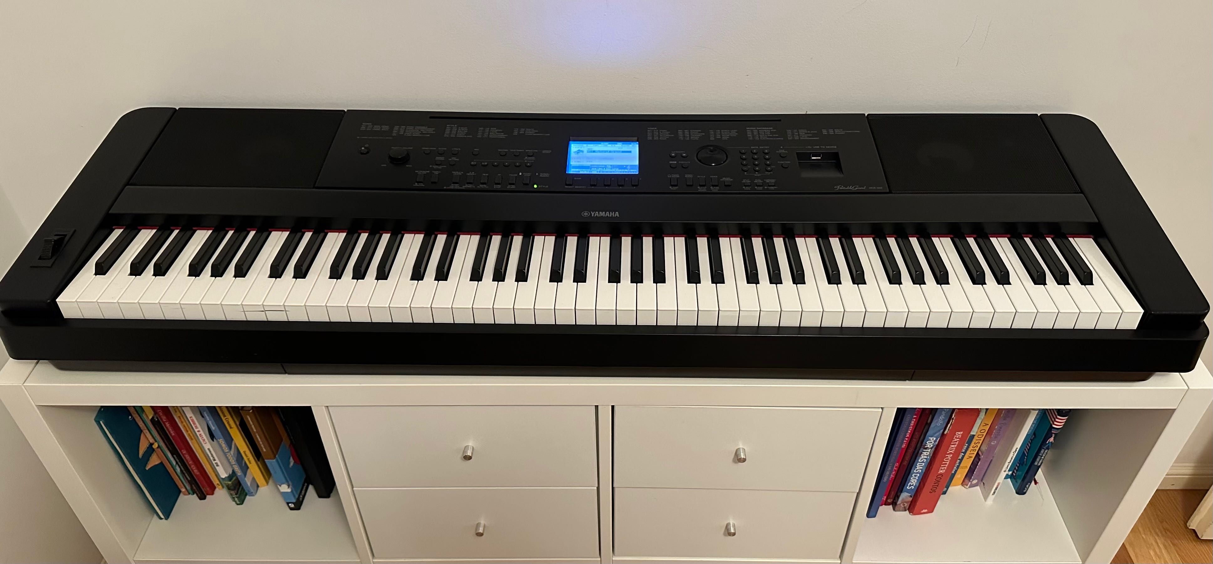 Piano digital Yamaha DGX-660 em perfeito estado.