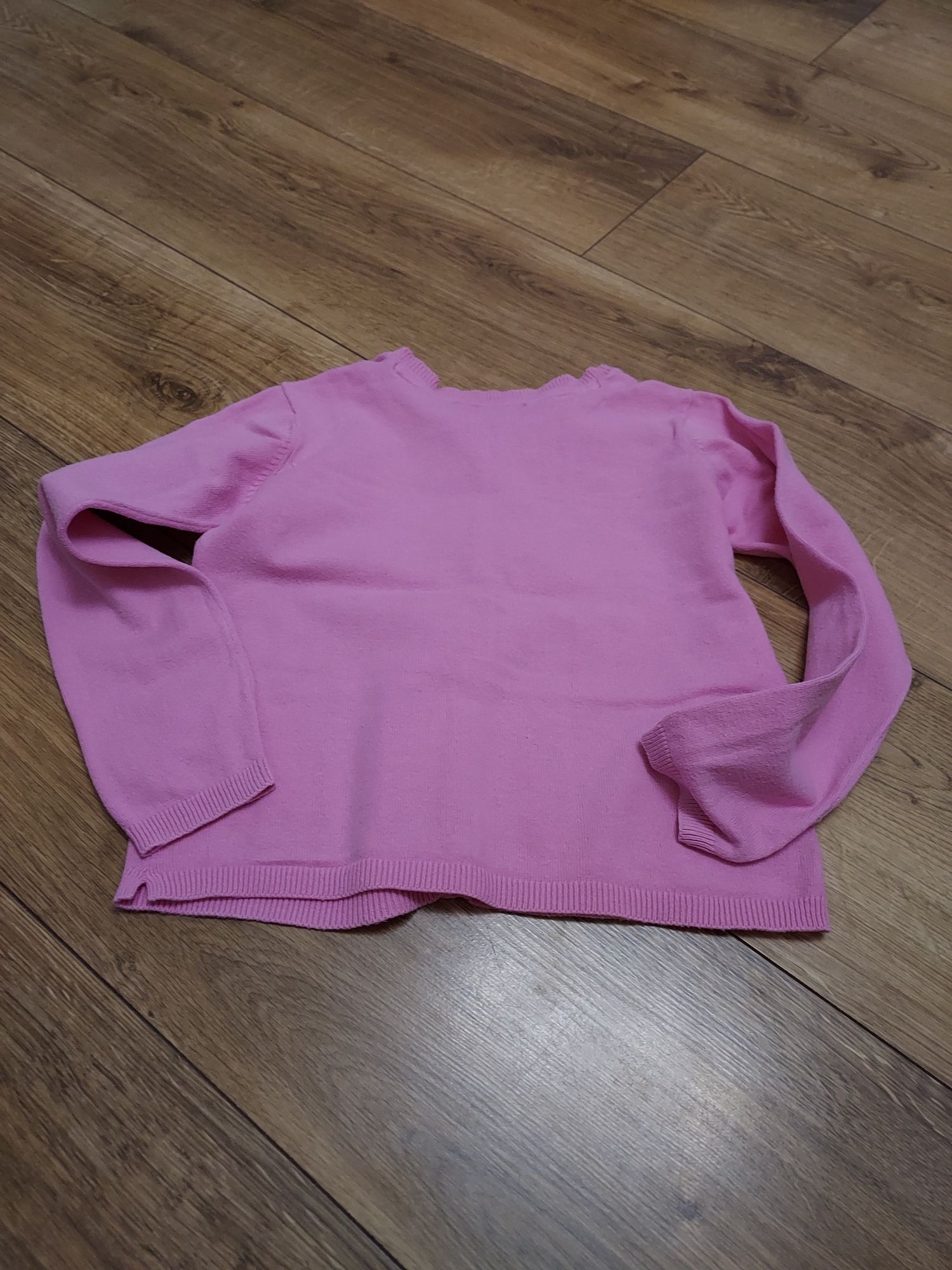 Elegancki różowy sweter zapinany