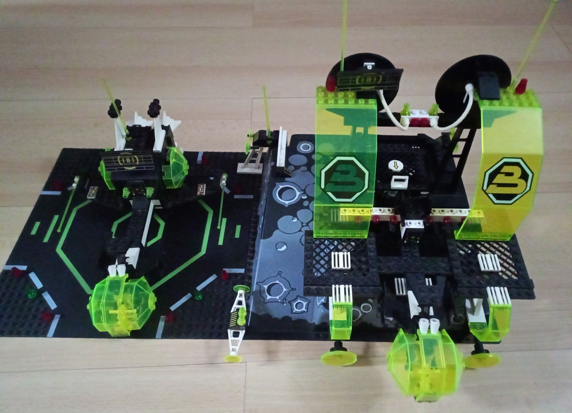 Lego System 6988 - Base Blacktron Alpha Centauri