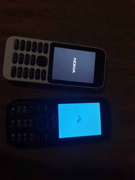 2 telemóveis com teclas Nokia e outro