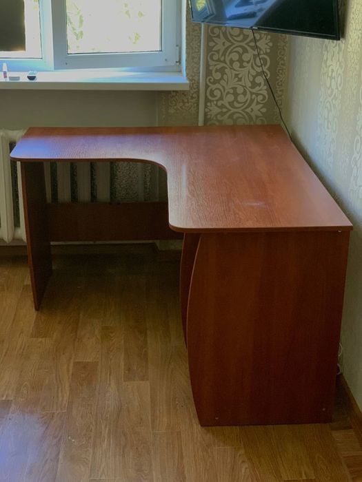 Письмовий стіл з полицями