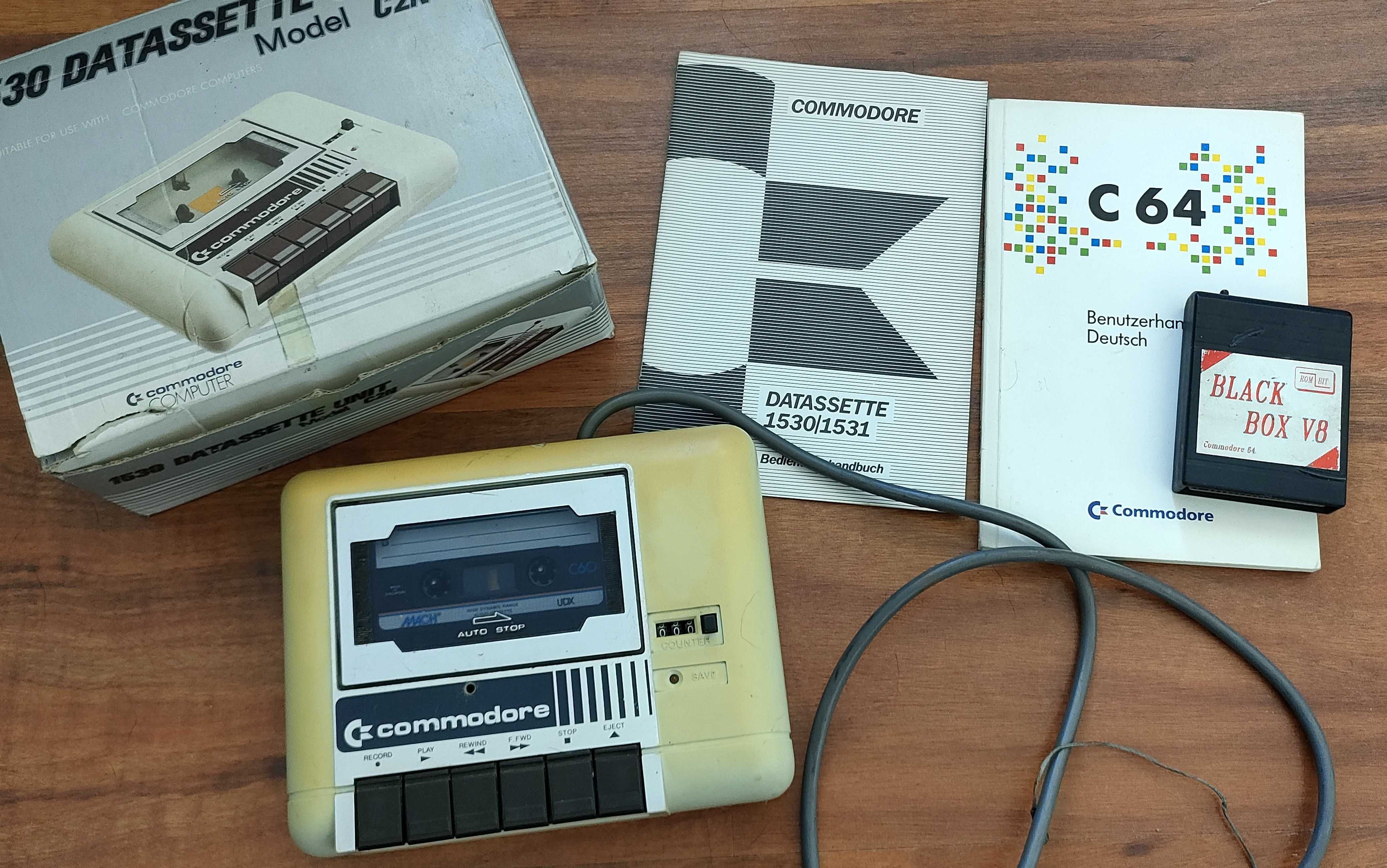 Komputer Commodore C64G, magnetofon, joystick, 2 kontrolery BlackBox 8