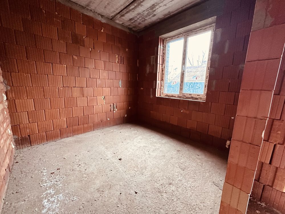 Шикарний таунхаус в центрі міста біля головної площі.