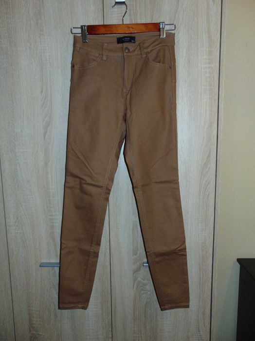 Reserved - rude spodnie "skórzane", rozmiar 36