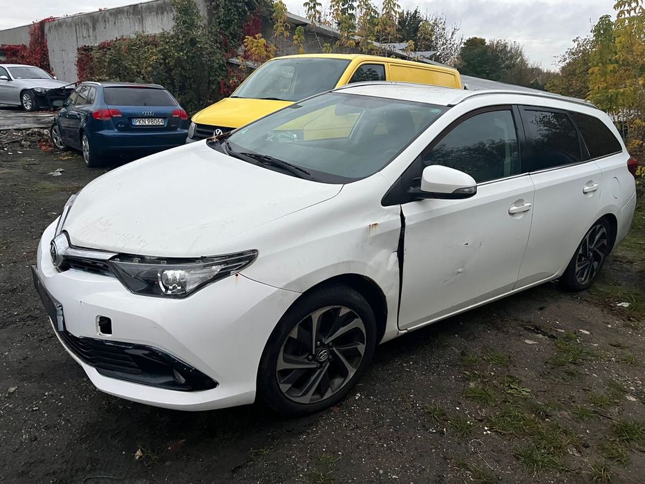 Toyota Auris 2 lift 2016 rok